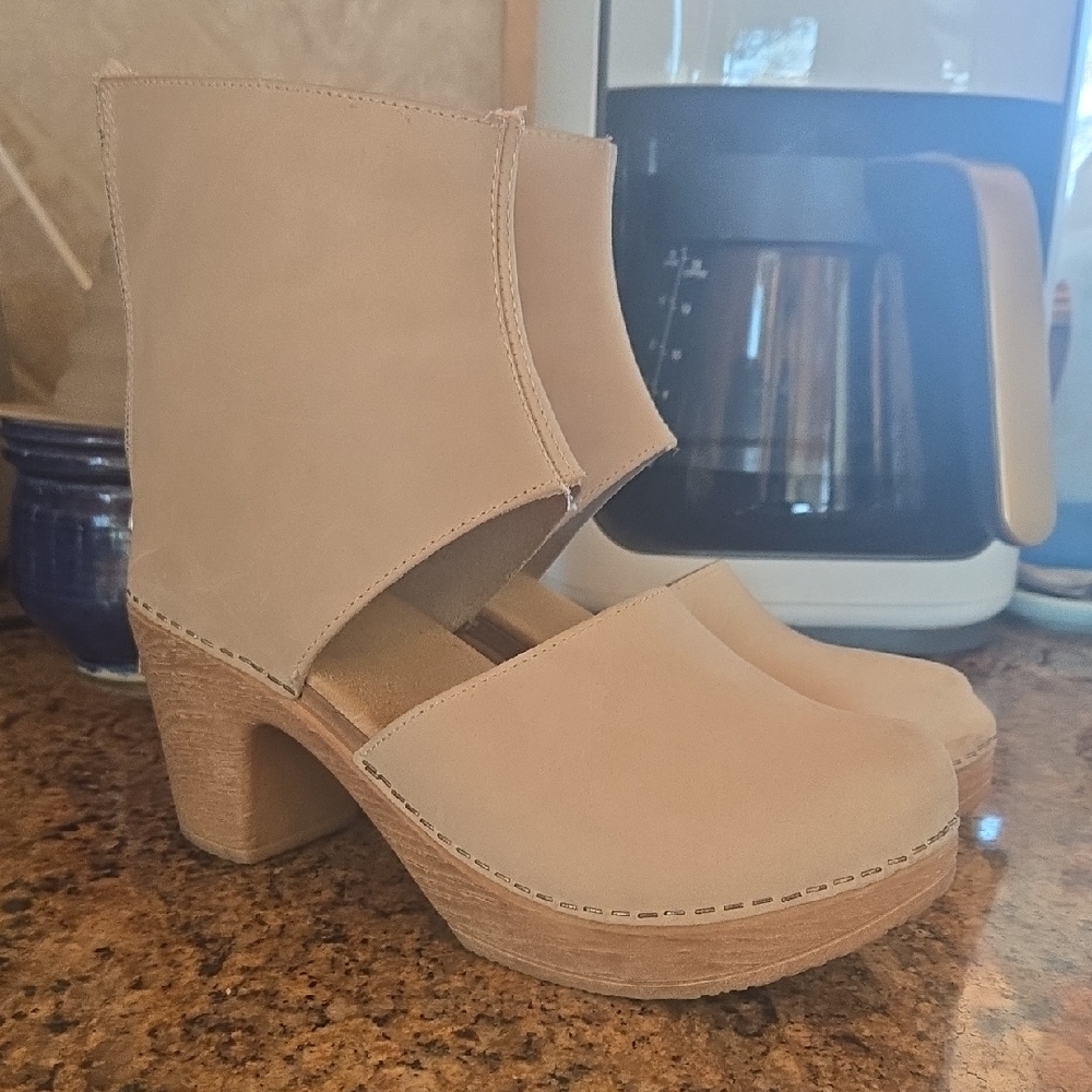 Calou Stockholm Tan Clogs Women's Shoes
